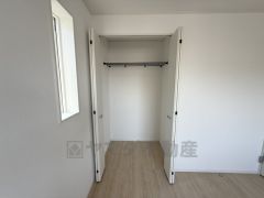 洋室にはハンガーパイプ付きのクローゼットが設けられています。たっぷり収納できるので衣替えの心配もいりませんね＾＾