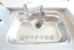 大きなお鍋も楽々洗える幅の広いシンクです＾＾ステンレスシンクなので簡単にお掃除できますよ。洗剤やスポンジもすっきりできる収納付き。