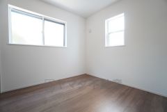 リビング隣洋室。客間としてはもちろん、お子様のお昼寝スペースや書斎としても活躍してくれそうです＾＾