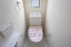 1階2階の2ヶ所にトイレがありますので、忙しい朝にも家族に気を使わず、ゆとりが生まれますね＾＾ 小窓付きで換気する時に便利です＾＾