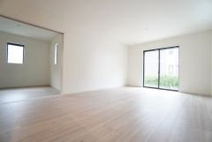 大きな掃き出し窓のあるリビングは、陽光あふれる明るい空間です。ゆったりと寛げる憩いの場となりそうです。