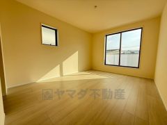 主寝室としてお使いいただけそうなこちらのお部屋は、日当たりが良く、爽やかな風を感じて起きる朝は、快適生活の始まりに。