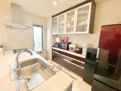 キッチン横には、家庭ごみの仮置きに重宝する勝手口付き。勝手口があることで、通風・採光の確保になります。 