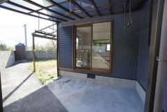 テラス屋根付きの洗濯スペースが設けられています。多少の雨でも洗濯物を守ってくれ、家事を助けてくれること間違いなし。 