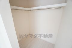 2階2洋室にはハンガーパイプ付きのウォークインクローゼットが設けられています。たっぷり収納できるので衣替えの心配もいりませんね＾＾