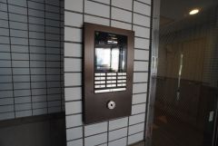 エントランスはオートロックを採用＾＾来訪者を確認できる安心のセキュリティ仕様で、お子さん1人での留守番時にも活躍しそうです＾＾