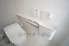 1階2階の2ヶ所にトイレがありますので、忙しい朝にも家族に気を使わず、ゆとりが生まれますね＾＾手洗い器付き＾＾