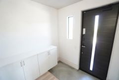 たっぷり収納できるシューズボックスです。家族全員の靴がきれいに整頓できます。棚の上にお花や写真を飾っても良いですね。