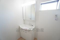 三面鏡裏収納付き洗面化粧台です＾＾ 歯磨きセットやスキンケア用品などの収納に便利ですね。