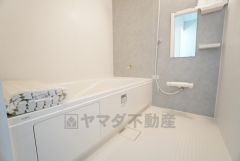 1日の疲れを癒すくつろぎのバスルーム。足を伸ばしてもゆったりと入れるサイズです。お子様と一緒にお風呂に入っても狭くないですね＾＾