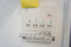 浴室暖房乾燥機には、暖房、乾燥、涼風、換気の4つの機能が付いています。タイマー付きです。換気・雨の日の洗濯も安心です＾＾