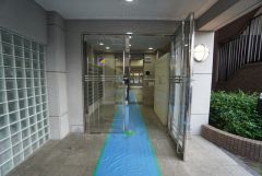 清掃の行き届いたきれいなエントランス。 ベビーカーや車椅子でもスムーズにすれ違えるワイドな通路幅を確保。大きな荷物がある際もストレスなく通り抜けられます＾＾ 