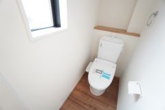 温水洗浄機付トイレです。節水機能もあるので、安心して使えますね。もちろん、1階2階の2ヶ所にトイレがあるので、忙しい朝にもゆとりができますね。