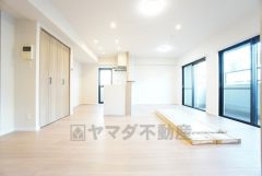 窓から光が差し込む明るいダイニングです＾＾