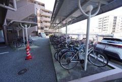 アプローチからの動線が良く、毎日の自転車の出し入れもスムーズに行えます＾＾日々の通勤・通学を快適にサポート。 