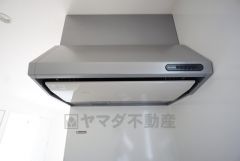 コンロ上には換気扇完備＾＾すぐ横に小窓が設けられているので、換気扇と合わせてWで換気できます＾＾