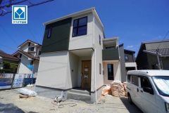 動線が増えて便利なアイランドキッチン。WIC・全室収納付きなので衣類や荷物もすっきり収納可能。
