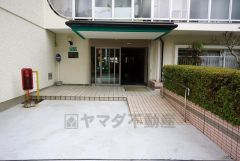 管理の行き届いた清潔感のあるマンション入り口。