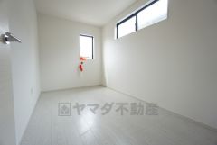 2面採光を確保した明るい室内は、風通しも良く、大変居心地の良い空間となっております。爽やかな風を感じて起きる朝は、快適生活の始まりに。