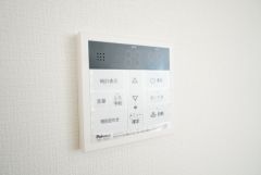 おいだき機能つきなのでお風呂に入る時間が異なるご家庭には嬉しいですね。ボタン一つで快適で便利な生活が＾＾