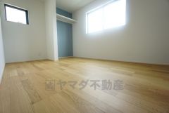 オープンクローゼットが設けられた洋室。