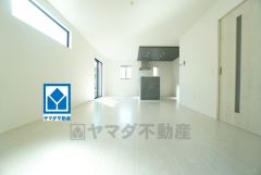 家族が集まる開放的なリビング。思い思いの時間を過ごしたり食事をしたり、素敵な団らんの場になりますね＾＾