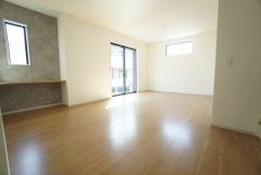 大きな掃き出し窓のあるリビングは、陽光あふれる明るい空間です。ゆったりと寛げる憩いの場となりそうです。