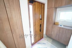 採光も考えられた明るい玄関です。たっぷり収納できるシューズボックス付きなので、家族全員の靴がきれいに整頓できます。