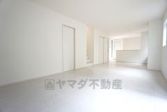 窓から光が差し込む明るいダイニングです＾＾