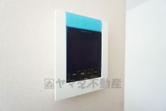 防犯性もばっちり、TVモニター付きインターホン完備。大きなモニターで玄関先を確認できます。録画機能が付いているので不在時の訪問者も確認できて安心です＾＾