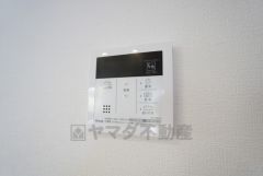 キッチン横からお湯張り、追い炊き、足し湯がボタン一つで楽々操作できる給湯機リモコンです＾＾忙しい夕飯の準備の時間帯に重宝しますね。
