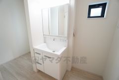 三面鏡裏収納付き洗面化粧台です＾＾ 歯磨きセットやスキンケア用品などの収納に便利ですね。 生活感も隠すことができ、来客時にも安心です。 