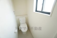 1階2階の2ヶ所にトイレがありますので、忙しい朝にも家族に気を使わず、ゆとりが生まれますね＾＾ 小窓付きで換気する時に便利です＾＾