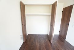 洋室にはハンガーパイプ付きのクローゼットが設けられています。たっぷり収納できるので衣替えの心配もいりませんね＾＾