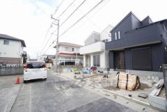 前面道路。ららぽーと福岡まで車で約6分（2.2ｋｍ）、博多駅まで車で約17分（5.5ｋｍ）