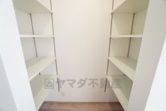 キッチン横には、高さも幅もしっかりした大容量のパントリー・収納が付いています＾＾食材の保管などに便利。