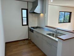 対面式キッチンなのでリビングにいるご家族とコミュニケーションを取りながら洗い物や、お料理が楽しめそうですね＾＾