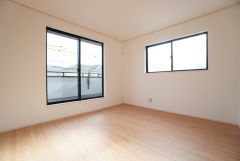7帖。主寝室としてお使いいただけそうなこちらのお部屋は、勾配天井を採用した開放感があり、日当たりが良く、爽やかな風を感じて起きる朝は、快適生活の始まりに。