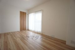 6.1帖。主寝室としてお使いいただけそうなこちらのお部屋は、日当たりが良く、爽やかな風を感じて起きる朝は、快適生活の始まりに。 