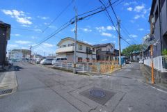 角地なので、開放感が得られます。 また、日差しが入りやすく、家の奥まで明るくなるのが嬉しいポイントです。 