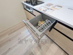 炊事時間を大幅に短縮できる食器洗浄乾燥機付き＾＾食器を洗う手間が減るので家族とのコミュニケーションの時間や自分の時間が増えますね。