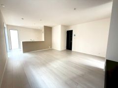 窓から光が差し込む明るいダイニングです＾＾