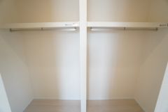 洋室にはハンガーパイプ付きのウォークインクローゼットが設けられています。たっぷり収納できるので衣替えの心配もいりませんね＾＾