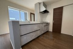 対面式キッチンなのでリビングにいるご家族とコミュニケーションを取りながら洗い物や、お料理が楽しめそうですね＾＾