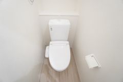 清潔感のあるトイレ＾＾ 1階2階の2ヶ所にトイレがありますので、忙しい朝にも家族に気を使わず、ゆとりが生まれますね＾＾