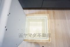 キッチンに床下収納があります。長期保存ができるもの、調理器具、防災グッズを入れておくのもいいですね。