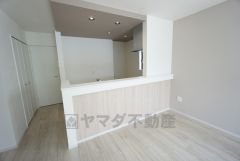 キッチン上部は折下げ天井のアクセントクロスでお洒落な空間です＾＾