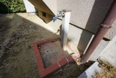 あると便利な外水栓。ガーデニングに、洗車に、泥遊びやペットの散歩の後に。 