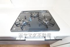 3口コンロなので、効率よくお料理が楽しめます。毎日のお料理も楽しくなりますね＾＾ 魚焼きグリル付きです。