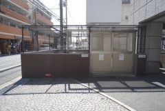 しっかりと扉の閉まるゴミ置き場。ゴミが散らかる心配もありません。エントランスの外まで管理が行き届いた綺麗なマンションです。